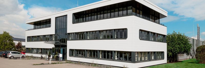 Themengerechte Architektur: Die neu gestaltete Fassade des erweiterten Verwaltungsgebäudes greift mit ihrer Form das Layout des Dickschicht-Heizelements der Blue-Flow Heißkanaldüse von Günther Heisskanaltechnik auf.