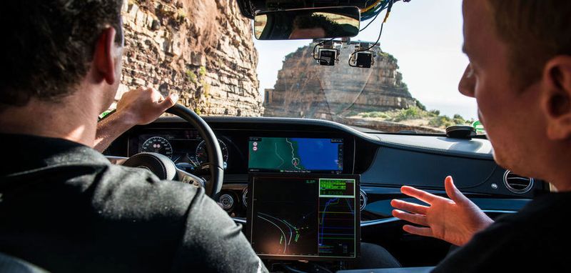 Während das Tesla Modell S zu stark dazu verleitet, sich auf Abstandstempomat und Spurhalteassistent zu verlassen, setzt Mercedes wie die meisten anderen Marken auf eine ausgewogene Balance.
