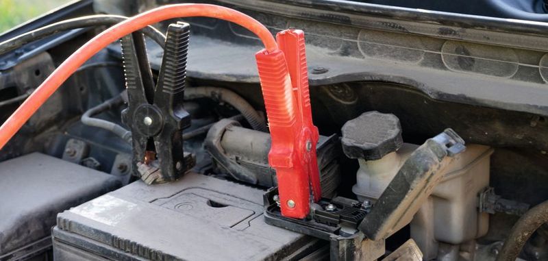 Das gepolt bistabile Relais 760 trennt die Batterie im Stör- oder Crashfall komplett vom Stromkreis des Fahrzeugs, wofür lediglich ein Schaltimpuls von 15 ms notwendig ist. Gleichzeitig ist eine hohe Kurzschlussfestigkeit gegeben: Das Relais kann bei Nennspannung bis zu 5 kA für 100 ms führen und sicher trennen.