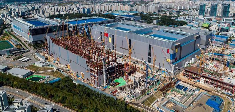 Mega-Baustelle: Bis 2020 will Samsung zusätzliche Fertigungskapazität mit einer neuen EUV-Produktionslinie schaffen. Dafür baut das Unternehmen gerade die Fab S3 in Hwaseong.