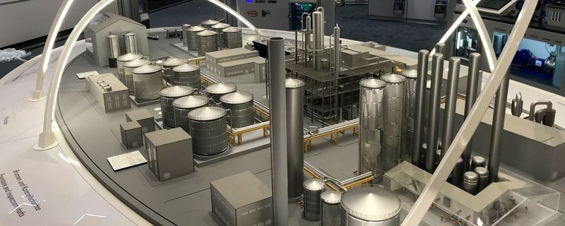 Was Augmented Reality alles leisten kann, zeigt das Großmodell einer Bioethanolanlage von Phoenix Contact – das Exponat ist eines der Highlights auf dem „Smart Process Manufacturing Kongress“.