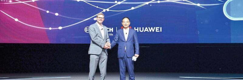 Auf dem Technologiekongress Huawei Connect 2018 verkündeten Dr. Stefan Ferber, Chef von Bosch Software Innovations (l.), und Zhang Yelai, Vizepräsident von Huawei, die zukünftige Zusammenarbeit.