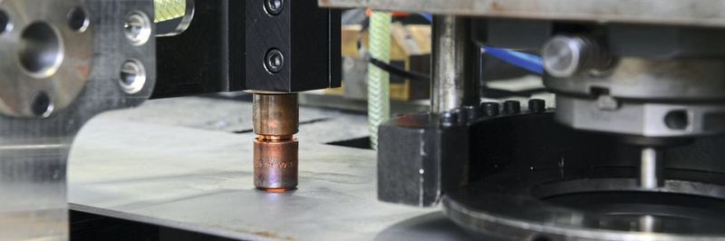 Elektrische Widerstandserwärmung vor dem Scherschneiden auf dem Grundlagenprüfstand.