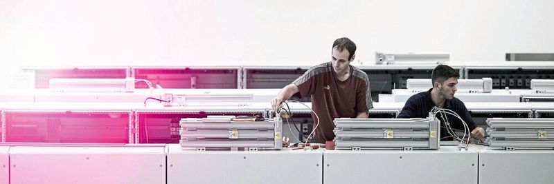 Monteure bei Schaper in Herford bauen Anlagen auf Basis des neuen Rittal VX25 Großschranksystems.