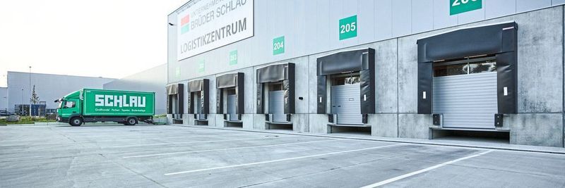 Unter Berücksichtigung eines besonders engen Zeitplans lieferte Hörmann für das erweiterte Logistikzentrum der Unternehmensgruppe Brüder Schlau in Wustermark (nahe Berlin) termingerecht Tore, Türen und Verladetechnik.