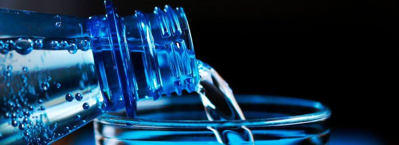 Eine der möglichen Aufnahmequellen für Mikroplastik? Der Verzehr von Getränken wie Wasser aus PET-Flaschen. (Symbolbild)