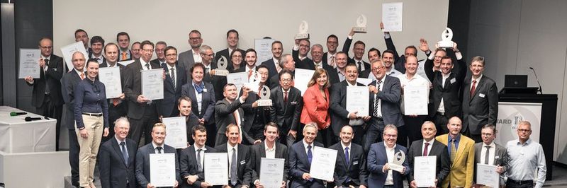 Am Abend des ersten Messetages haben die Fachzeitschriften Blechnet und MM Maschinenmarkt den diesjährigen „Award zur Euroblech“ im feierlichen Rahmen verliehen. Im Bild die Gewinner und die Shortlist-Kandidaten.