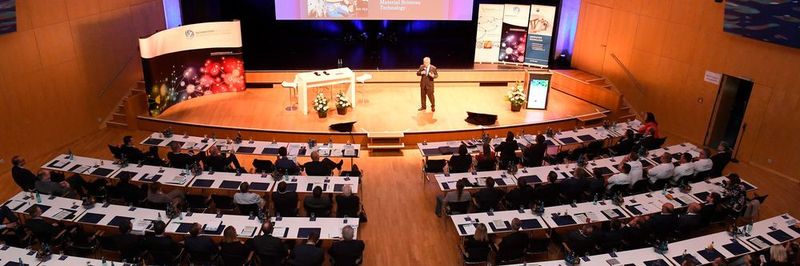 1997 hatte Prof. Dr. Reinhold Ewald rund vier Wochen an Bord der russischen Raumstation MIR verbracht. Er kennt die Schwerelosigkeit daher aus eigener Erfahrung und fesselt die beinahe 300 Zuhörer mit seinem Vortrag.