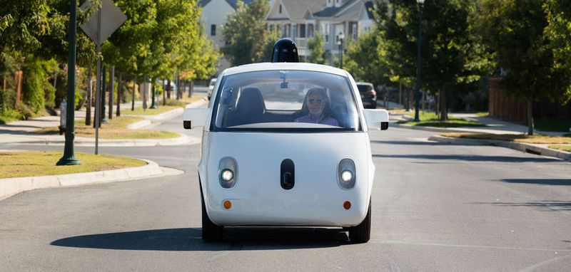 Waymo-Chef Krafcik erläutert, dass sein Unternehmen zehn Millionen Testmeilen "pro Tag" absolviere. Allerdings nur in der Simulation. Auf diese Weise seien schon sieben Milliarden Meilen (11,3 Milliarden Kilometer) zusammengekommen.