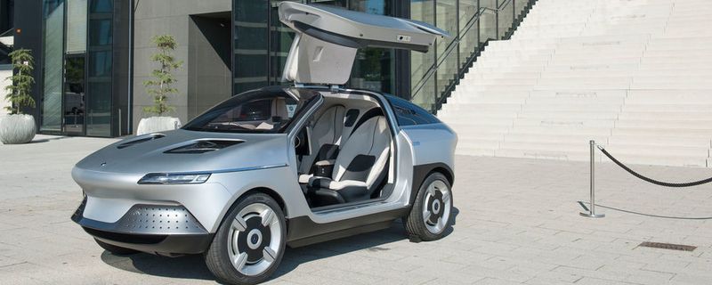 Auf der Electronica zeigt Asahi Kasei das Demonstrationsfahrzeug AKXY, das die Automobilkompetenz des Unternehmens unter Beweis stellen soll.