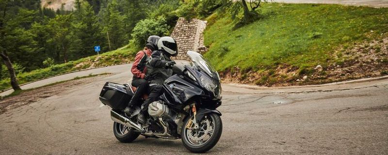 Bei niedrigen Drehzahlen läuft der Boxermotor noch sanfter und zieht nochmals souveräner durch, jenseits von Halbgas feuert der Flat-Twin hemmungslos und flitzt ohne irgendwelche erkennbaren Hemmungen bis auf 8.500 Touren.