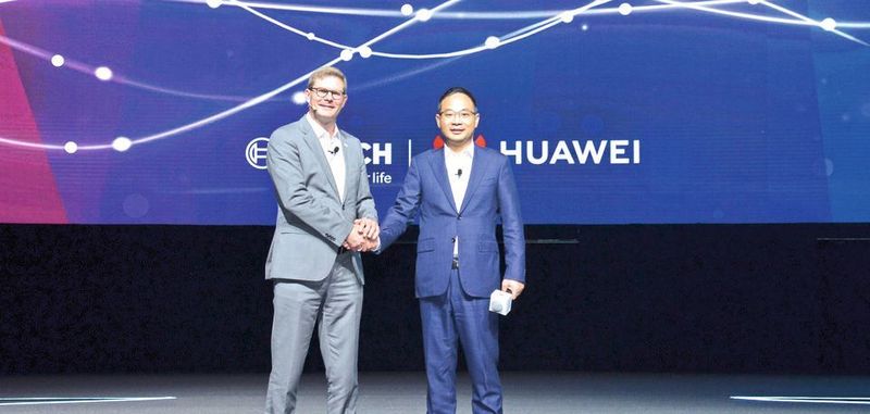 Auf dem Technologiekongress Huawei Connect 2018 verkündeten Dr. Stefan Ferber, Chef von Bosch Software Innovations (l.), und Zhang Yelai, Vizepräsident von Huawei, die zukünftige Zusammenarbeit.