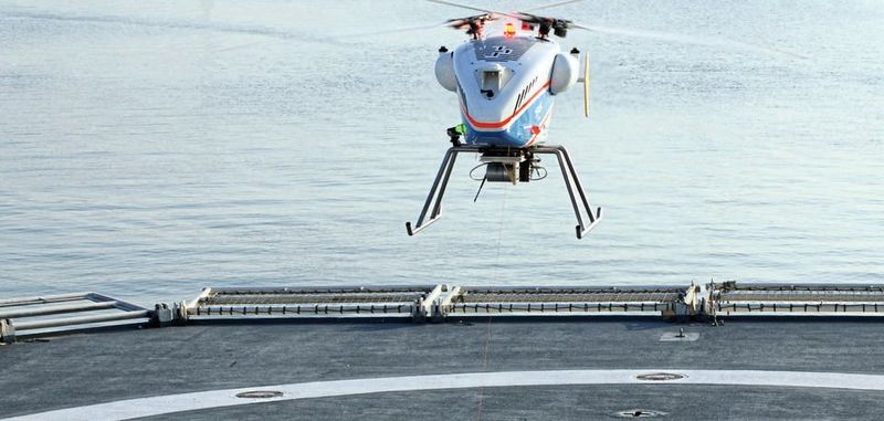 Der DLR hat im Rahmen eines zweijährigen Projekts erfolgreich Start und Landung unbemannter Helikopter für die Überwachung der globalen Seewege getestet. Für die Landung wurde das Seil über die Seilwinde von der SuperARTIS-Drohne zum Schiffsdeck abgelassen und dort mittels Magneten fixiert.