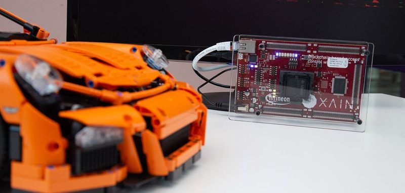 Blockchain-Technologie im Auto: Der Demonstrator von Infineon und XAIN zeigt, wie Zugangsrechte dezentral per Smartphone vergeben werden können, beispielsweise für Car Sharing.