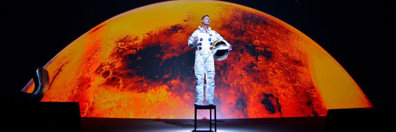 Ein Astronaut auf dem Weg zum Mars – in dieser Rolle versucht SAP-CTO Björn Goerke die Teilnehmer der Hausmesse TechEd für das intelligente Unternehmen zu begeistern: „Stellen Sie sich die Zukunft vor und arbeiten Sie daran, diese Träume Realität werden zu lassen.“