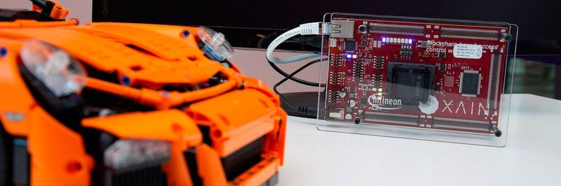 Blockchain-Technologie im Auto: Der Demonstrator von Infineon und XAIN zeigt, wie Zugangsrechte dezentral per Smartphone vergeben werden können, beispielsweise für Car Sharing.