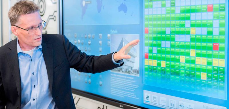 Dr. Peter Oel, Leiter E/E-Integration, Simulation und Test, vor der Übersicht aller Teststände.