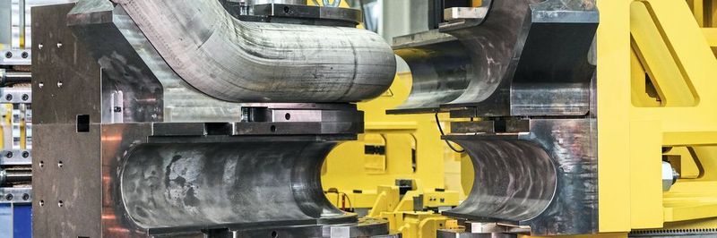 Große Rohrdurchmesser: Einfache wie komplexe Rohrgeometrien lassen sich mit der gigantischen Maschine schnell, flexibel, präzise und effizient fertigen.