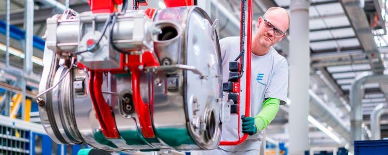 Robert Kretzschmar arbeitet in der Zuliefererindustrie – hier mit einer Hebehilfe in der Produktion von Eberspächer.