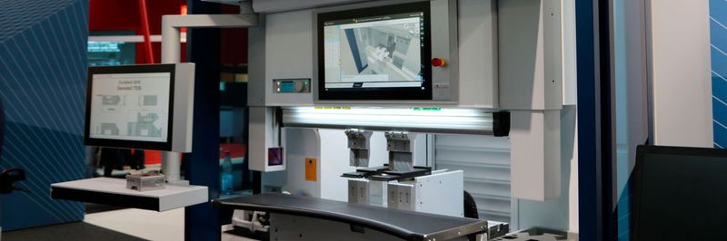 Die kleine Abkantpresse Trubend 7036 verfügt jetzt über die gleiche Touchpoint-Steuerung wie die Abkantpressen der 5000er-Serie.
