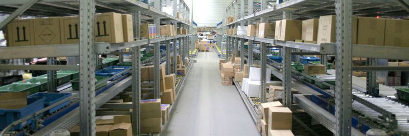 „LFS.wms“ steuert die rund 1,4 km lange, automatisierte RFID-Behälterfördertechnik, die an ein Fachbodenregallager angeschlossen ist.