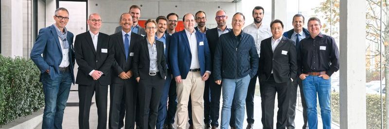 Gruppenfoto vom Beiratstreffen der T4M: Hinten (v.l.n.r.): Alwin Reger, Jonas Frey, Niklas Kuczaty, Christoph Hasse, Oliver Brück, Sascha Gersmann, Dr. Elmar Bourdon. Vorne (v.l.n.r.): Peter Reinhardt, Axel Storz (für Fraunhofer IPA), Manfred Seeber, Susanne Baumann, Michael Götti, André Stutz, Hans Hauger (für LPW Reinigungssysteme), Matthias Gindele.