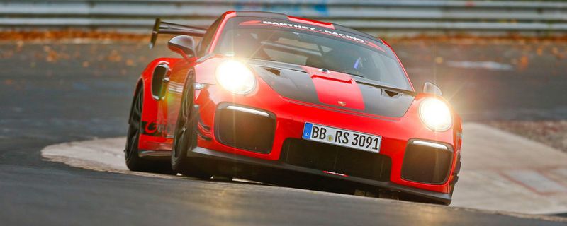 Der Porsche 911 GT2 RS wird von einem 3,8-Liter-Aggregat angetrieben und entwickelt ein Drehmoment von 750 Newtonmetern.