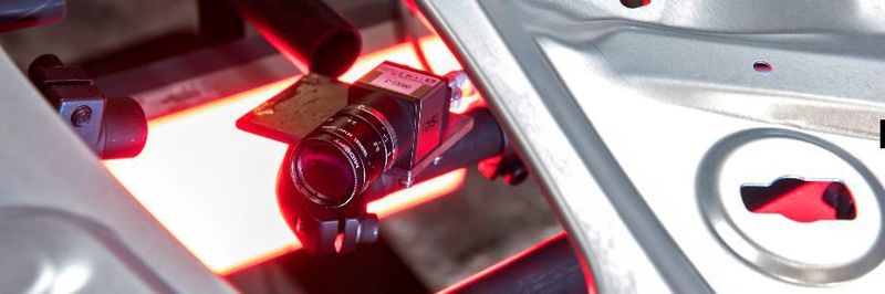 Als einer der ersten Automobilhersteller weltweit will Audi Machine Learning (ML) künftig in der Serienproduktion einsetzen. Die selbst entwickelte Software erkennt und markiert feinste Risse in Blechteilen – automatisiert, zuverlässig und in Sekundenschnelle. Mit dem Projekt fördert Audi Künstliche Intelligenz im Unternehmen und revolutioniert den Prüfprozess im Produktionsablauf.