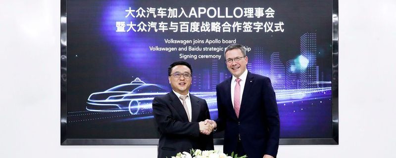 Besiegeln die Zusammenarbeit von Baidu und VW: Ya-Qin Zhang, President von Baidu, und Sven Patuschka, Vorstand Technische Entwicklung der Volkswagen (China) Investment Co.
