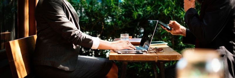 Die direkte Kommunikation zwischen Einkäufer und Lieferant nimmt stetig ab. Dabei sind partnerschaftliche Beziehungen zu Lieferanten trotz Digitalisierung wichtig.