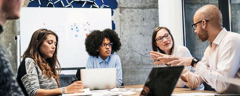 Die Unternehmensberatung Ernst & Young zeigt in der Studie „Fehlerkultur in deutschen Unternehmen“ wie Angestellte und Führungskräfte mit Fehlern umgehen und welche Folgen und Konsequenzen sich daraus ergeben.
