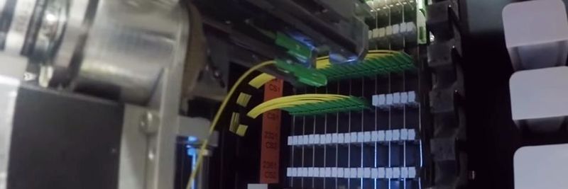 DE-CIX nutzt beim Umzug einen halbautomatischen Optical Distribution Frame (ODF), einen sogenannten Patch-Roboter.