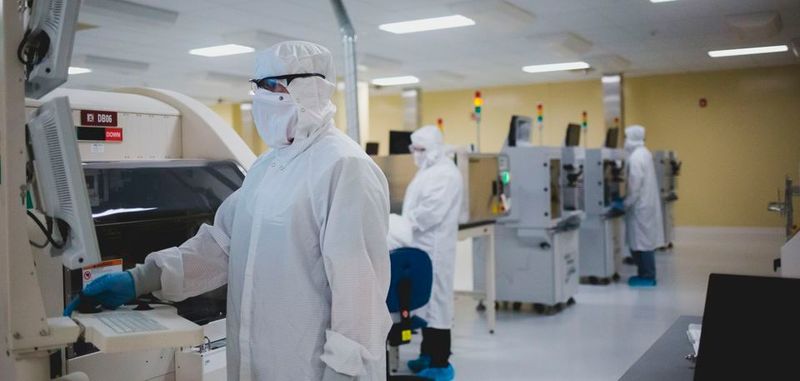Reinraum bei Rochester: Rochesters Wafer-Bank umfasst über 7 Mrd. Chips/Wafer von Originalherstellern, gelagert in Stickstoff (Class 10.000 Reinraum), für die Nachfertigung von ICs in der gewünschten Version.