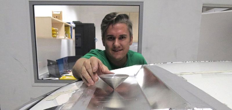 Gerald Artner installiert eine Probe-Antenne am Autodach.