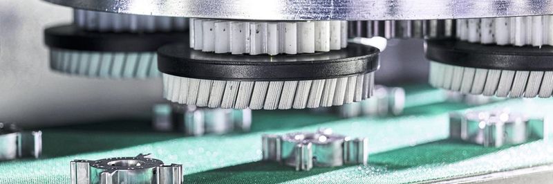 Die planetaren Bürsten werden mittels Zahnräder ohne zusätzliches Getriebe direkt über das zentrale Aggregat angetrieben.