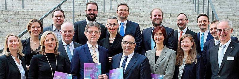 Schirmherr Klaus Vitt (links neben Prof. Dr. Helmut Krcmar in der ersten Reihe) bei der Vorstellung des aktuellen eGovernment Monitors