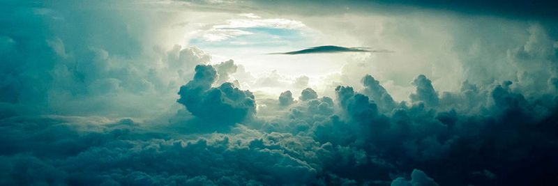 Viele Unternehmen fürchten zurecht ein Vendor-Lock-in, wenn sie nur auf eine Cloud setzen. Daher betreiben sie kritische Anwendungen weiterhin selbst und nutzen ergänzend die Angebote verschiedener Cloud-Anbieter. Dies führt dazu, dass das Cloud-Monitoring heute bereits häufig über 300 unterschiedliche Integrationen abdecken muss.