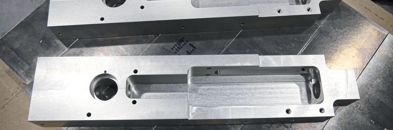 Auf der Acura 65 EL werden vollautomatisch Aluminiumteile für Verpackungsmaschinen gefertigt. Die kleinsten Teile liegen bei Massen von 50 x 50 x 80 mm, die grössten Teile können bis zu 700 mm lang sein.