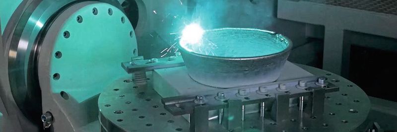 Das additive Verfahren 3D Metal Print von Gefertec mit Lichtbogenschweißen und Draht, der geschmolzen und lagenweise aufgetragen wird. Für die präzise Positionierung sorgt hier eine 2-Achs-Schwenk-
einrichtung ZAS 320 von Peiseler.
