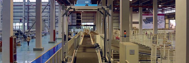 Auf 7000 Verpackungseinheiten pro Stunde ist der Vertikal-Quergurtsorter von Interroll beim chinesischen Schuhproduzenten Aokang ausgelegt.