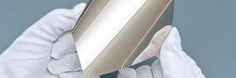 Eine neue Nanosilber-Tinte soll sich sowohl zum Drucken von unsichtbaren Leiterbahnen auf Kunststoffen als auch zur Herstellung von biegsamen Metallfilmen eignen.