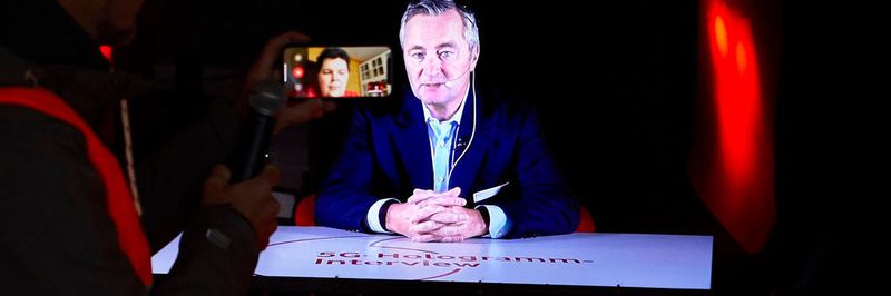 Vodafone-Deutschland-Chef Hannes Ametsreiter als holografischer Interviewpartner