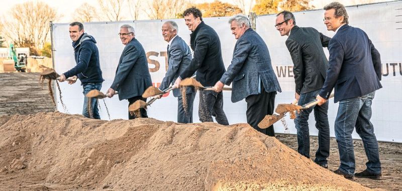 Gemeinsamer erster Spatenstich (von links): Andreas Müller (Inhaber M&P Architekten), Winfried Bruder (Ehemaliger Bürgermeister Karlstein), Andreas Zenglein (Stv. Landrat Aschaffenburg), Sven Bauer (CEO & Founder BMZ Group), Richard Pfannmüller (2. Bürgermeister Karlstein) Marco Schütz und Peter Körfer (beide Geschäftsführer LIST Bau Rhein-Main).