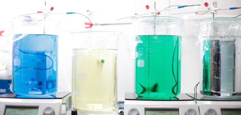 Um Platinen ersetzen zu können, ist die Metallisierung ein wichtiger Schritt bei der Herstellung von MID: Nacheinander werden Kupfer, Nickel und Gold chemisch auf die Leiterbahnen aufgetragen.