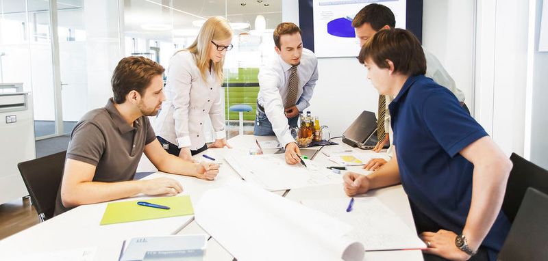 „Unser Unternehmen ist vor allem als Mannschaft stark. Wir verstehen uns als Team, das Spaß bei der Arbeit hat." Sylvia Stiasny, Personalleiterin bei ITK Engineering