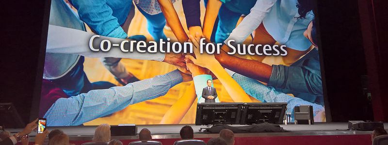 Während seiner Keynote am gestrigen Eröffnungstag des "Fujitsu Forum" beteuert CEO Tanaka: „Kreativität, Agilität und Menschen sind die Schlüsselfaktoren für den Erfolg der digitalen Transformation“ - Das "neue Fujitsu" brauche nicht mehr alles selber zu machen. Die Schließung des Fiujitsu-Werks in Augsburg erwähnte er mit keinem Wort.