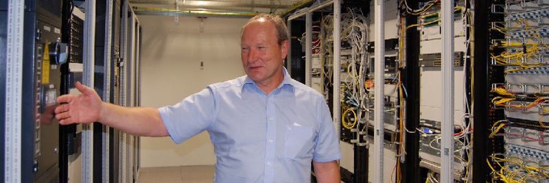 Dieter Mayer, Leiter IT-Infrastruktur bei der Schuler Pressen GmbH, zeigt das neue 120 Quadratmeter großes Rechenzentrum.