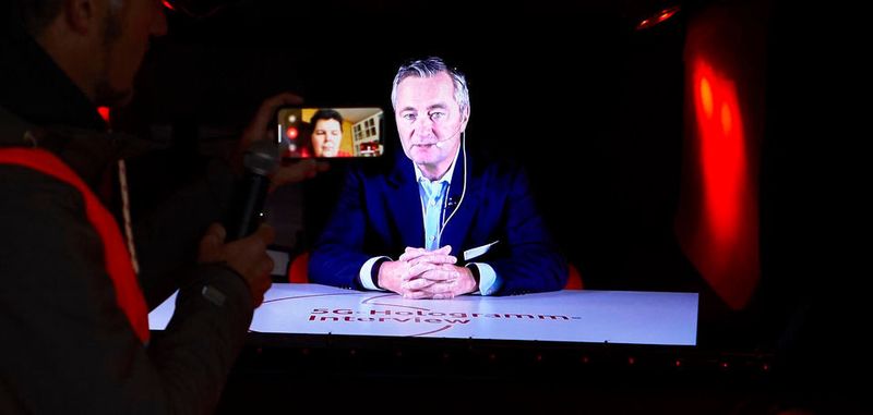 Vodafone-Deutschland-Chef Hannes Ametsreiter als holografischer Interviewpartner