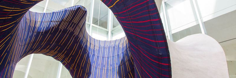 Eine 3D-gestrickte Schalung aus Textil half dabei, das fünf Tonnen schwere Kunstwerk zu formen.