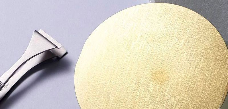 Das Dresdner Start-up Silectra hat ein Verfahren entwickelt, mit dem kristalline Materialen im Vergleich zur üblichen Sägetechnik mit minimalen Materialverlusten gesplittet werden können. Die Weiterentwicklung der Cold Split-Technologie wird am bisherigen Siltectra-Standort in Dresden und am österreichischen Infineon-Standort Villach erfolgen.